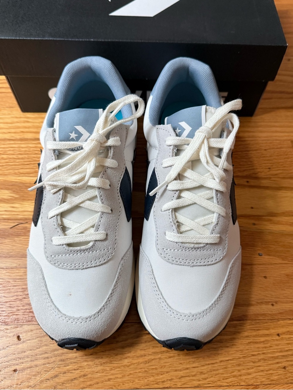 Converse Omega Women’s Athletic Sneakers Light Gray/Navy Accents size 7.5